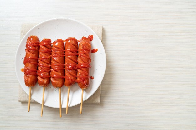 Spiedino di salsiccia fritta con ketchup