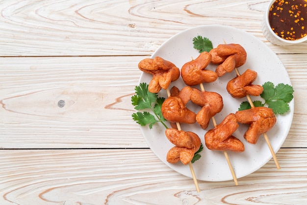 spiedino di salsiccia fritta con salsa di immersione