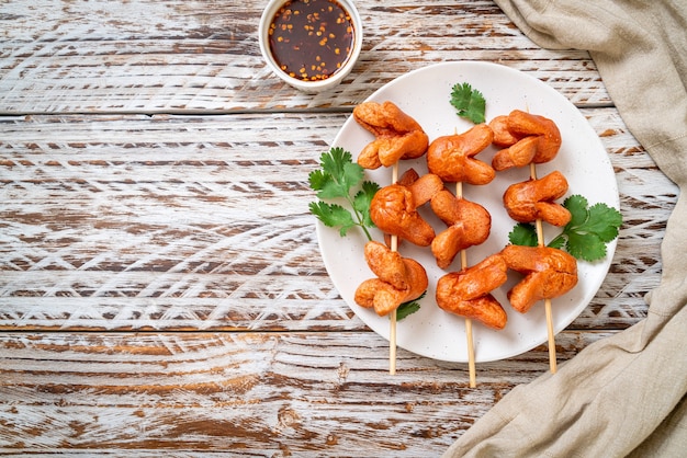 spiedino di salsiccia fritta con salsa di immersione