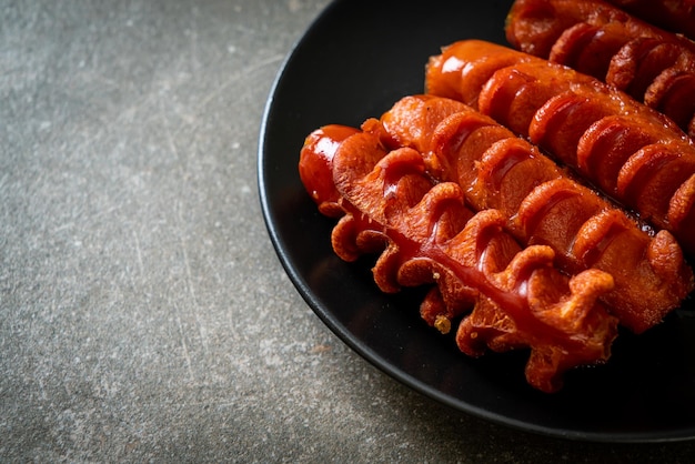 Spiedino di salsiccia fritto sul piatto