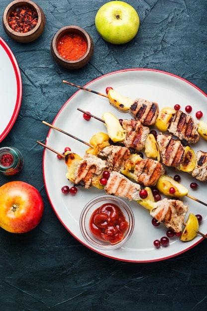 Spiedino di tacchino arrosto e mela su spiedini di legno. Gustoso barbecue.