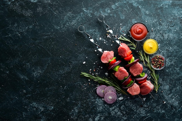 Spiedino di vitello crudo con rosmarino e verdure Vista dall'alto Spazio libero per il testo