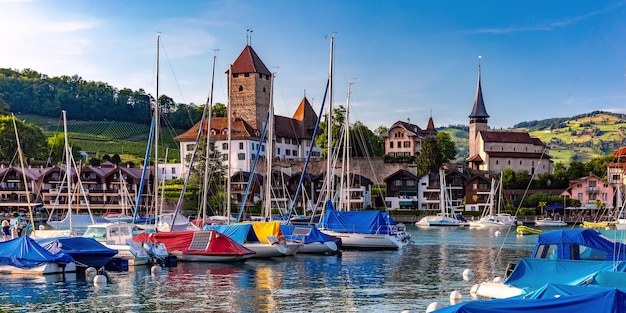 Spiez Chiesa e Castello sulla riva del Lago di Thun con yacht nel cantone svizzero di Berna, Spiez, Svizzera.