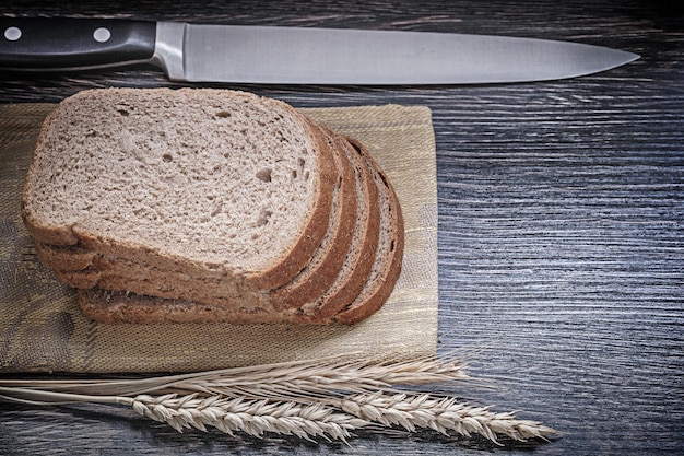 Spighe di grano di segale tagliere di pane a fette coltello da cucina cibo e bevande concetto