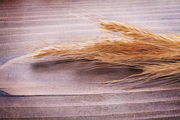 Spighe di grano sul concetto di cibo e bevande vintage in legno