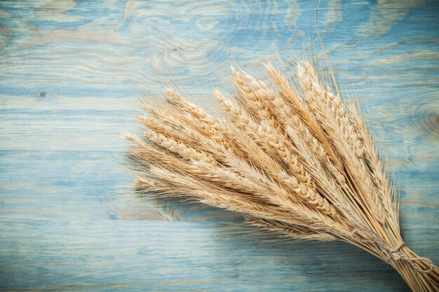 Spighe di grano sul concetto di cibo tavola di legno