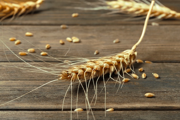 Spighe di grano sul tavolo di legno