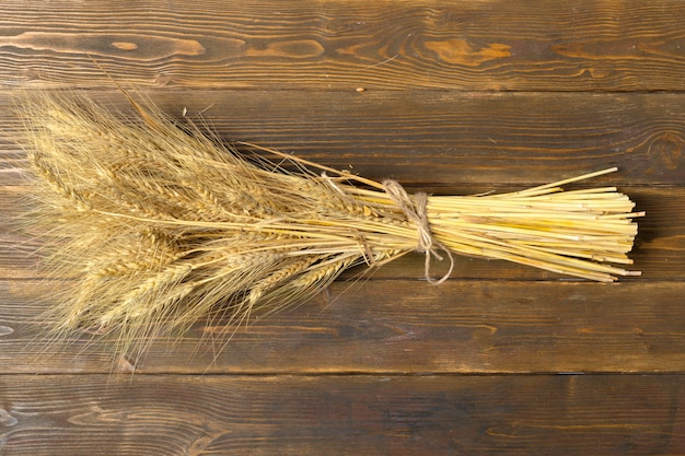 Spighe di grano sul tavolo di legno