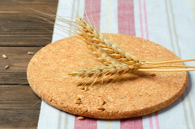 Spighe di grano sul tavolo di legno