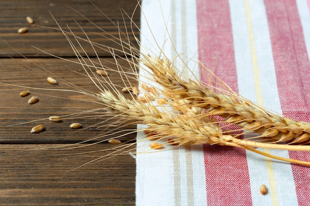 Spighe di grano sul tavolo di legno