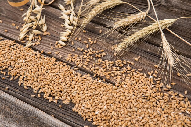 Spighe di grano sul vecchio tavolo di legno