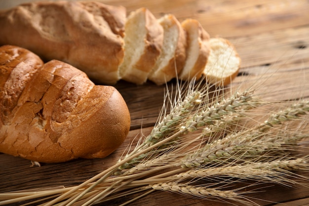 Spighe di pane e grano sul tavolo