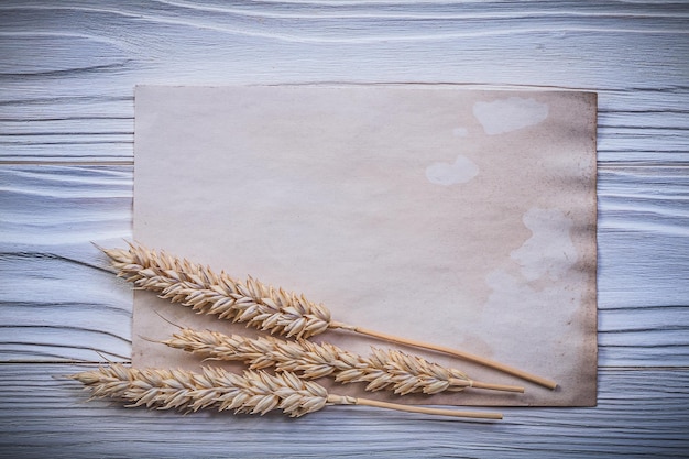 Spighe di segale di grano dorato di carta vintage su tavola di legno