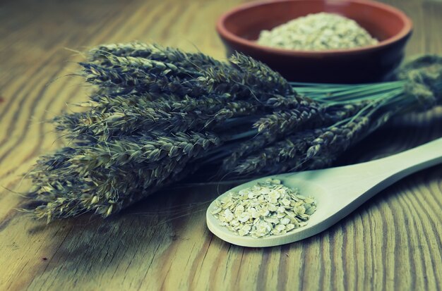 Spighette di grano e orzo nel piatto