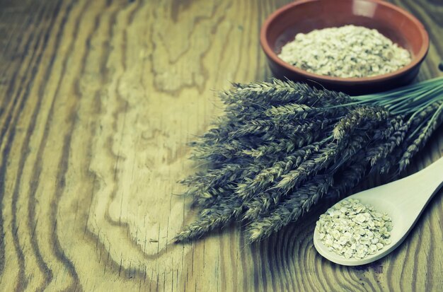 Spighette di grano e orzo nel piatto