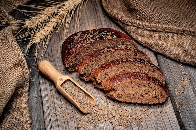 Spighette di segale di pane. Pane tradizionale appena sfornato sulla tavola di legno. Cibo salutare