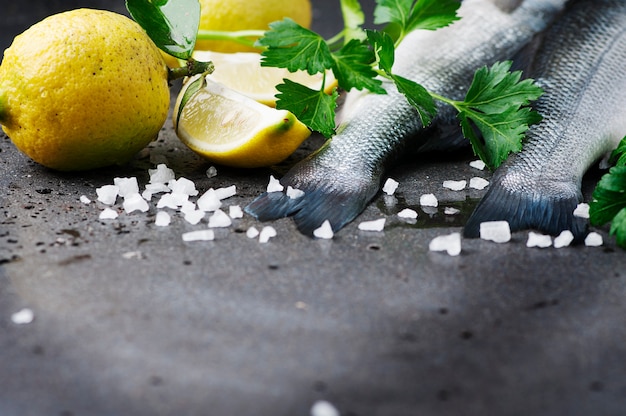 Spigola cruda con sale, limone e prezzemolo