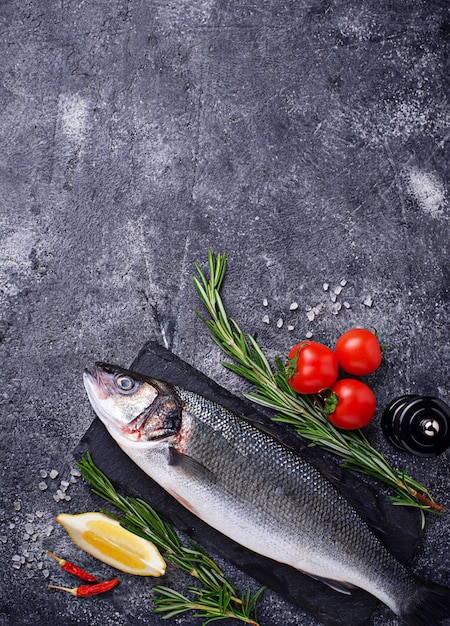 Spigola di pesce crudo con condimenti