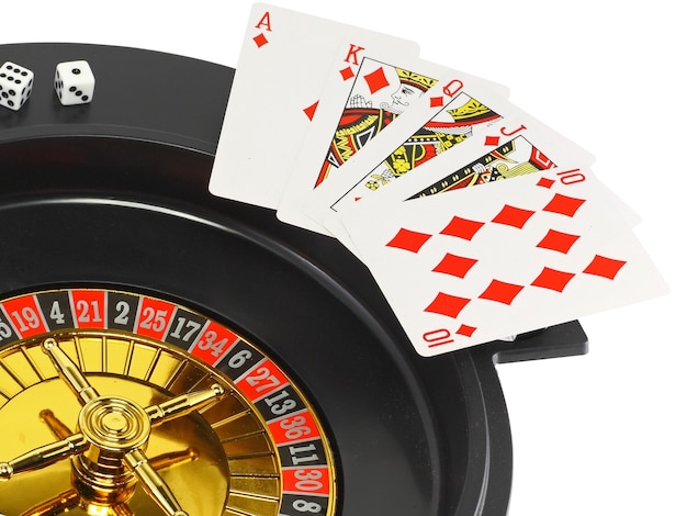 Spin roulette del casinò, dadi e carte da gioco. Isolato su bianco