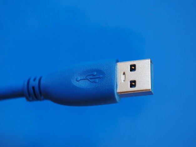 Spina USB su blu