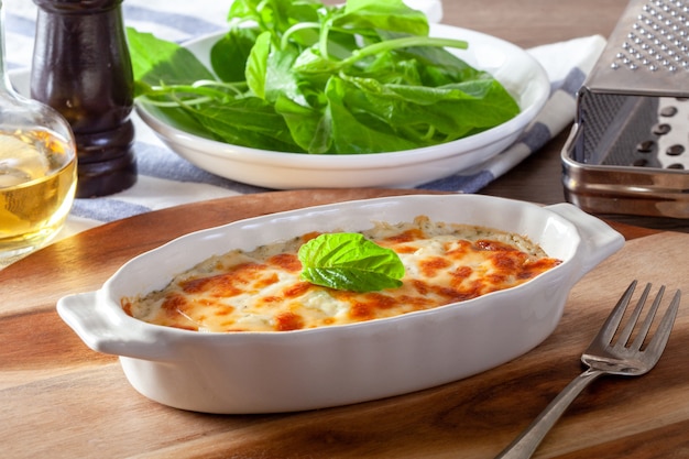 Spinaci al forno con formaggio su un legno