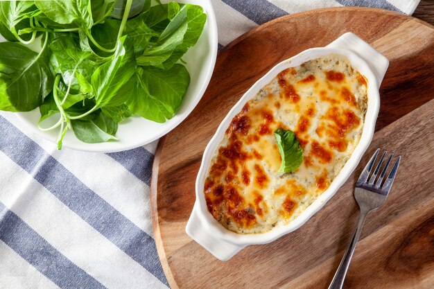 Spinaci al forno con formaggio su un legno