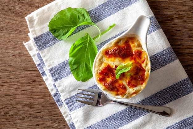 Spinaci al forno con formaggio su un legno