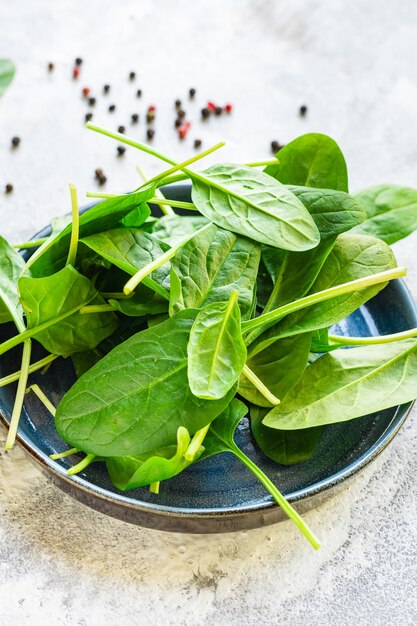 spinaci cibo sano foglie verdi fresche che cucinano vegan o vegetar