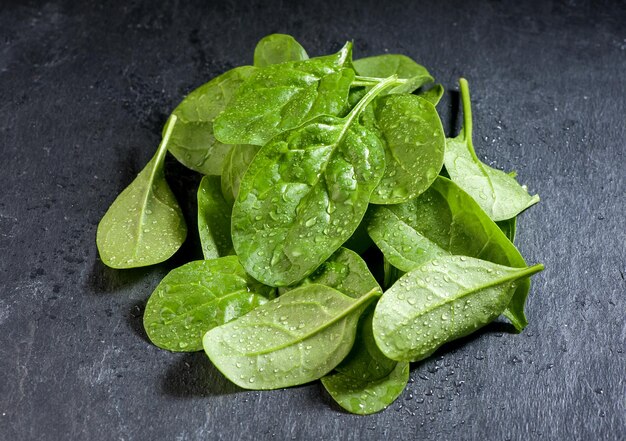 Spinaci freschi su tavola di pietra