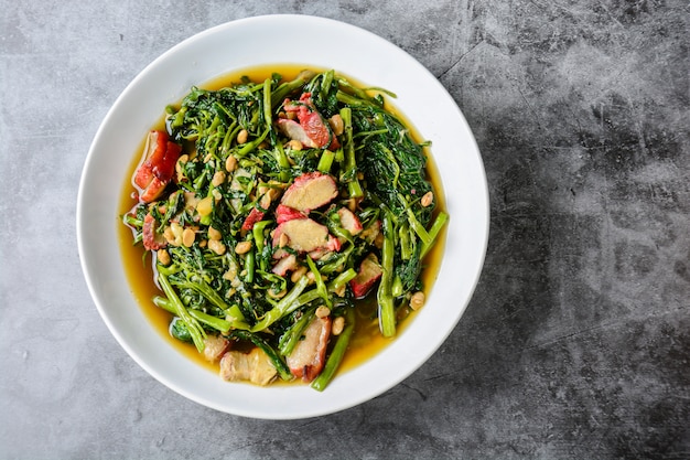 Spinaci fritti con carne di maiale rossa alla brace