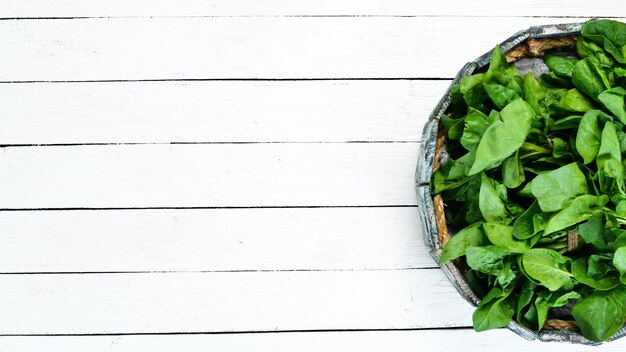 Spinaci in una scatola di legno Cibo sano Vista dall'alto Spazio libero per il testo