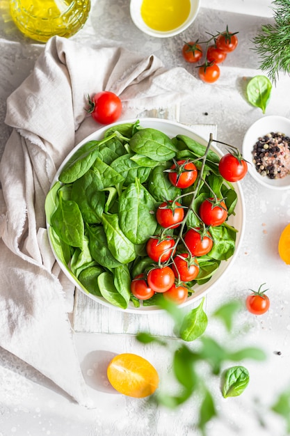 Spinaci, pomodorini, aneto e olio d'oliva