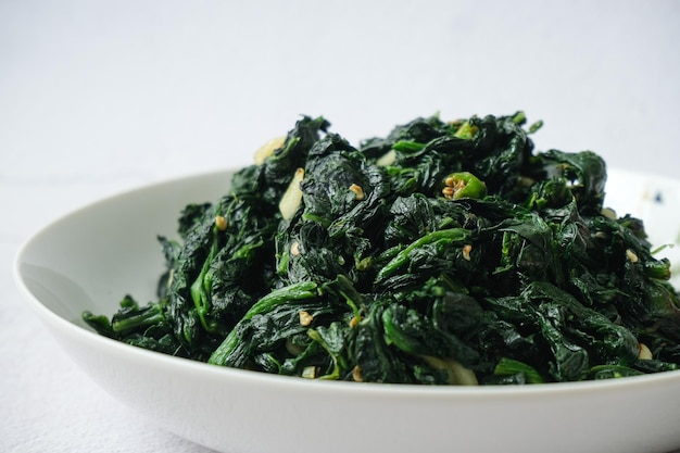 Spinaci saltati in padella con aglio e peperoncino