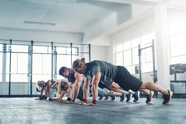 Spingiti un po' di più ogni giorno Foto di un gruppo di responsabilità che si allena in palestra