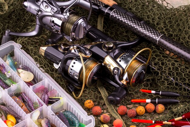 Spinning e canne da pesca su un vecchio tavolo