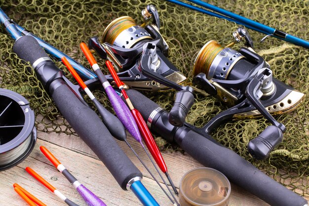 Spinning e canne da pesca su un vecchio tavolo