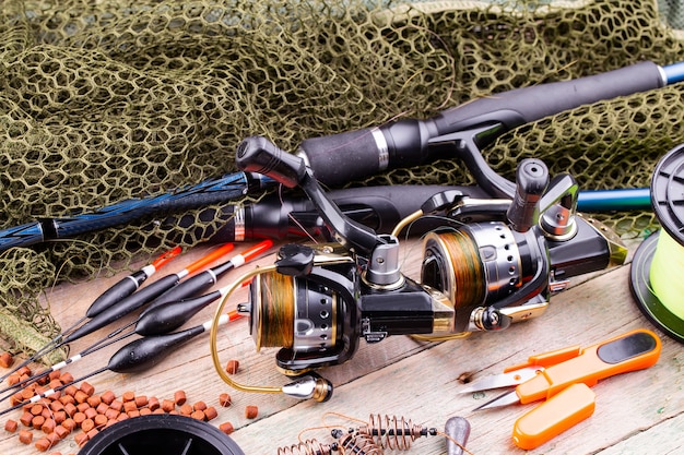 Spinning e canne da pesca su un vecchio tavolo