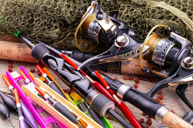 Spinning e canne da pesca su un vecchio tavolo