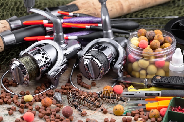 Spinning e canne da pesca su un vecchio tavolo