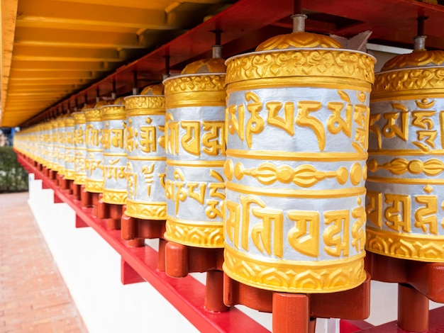 Spinning tamburi di preghiera buddisti o ruote di preghiera in un monastero
