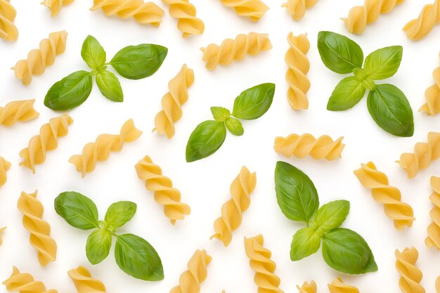 Spirale di pasta isolata su bianco