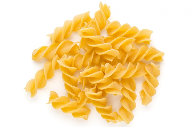 Spirale di pasta isolata sul bianco.