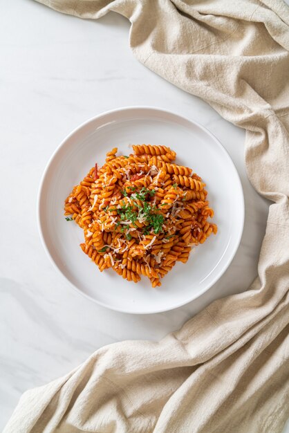 spirale o spirali con salsa di pomodoro e formaggio. Stile di cibo italiano