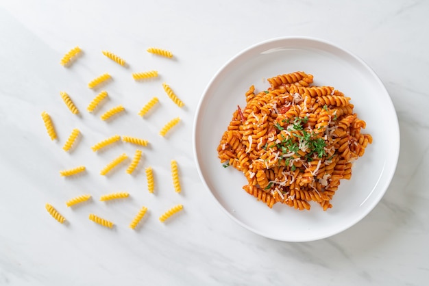 spirale o spirali con salsa di pomodoro e formaggio. Stile di cibo italiano