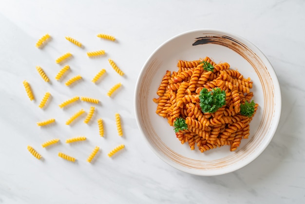 spirale o spirali con salsa di pomodoro e prezzemolo. Stile di cibo italiano