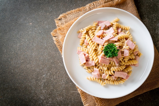 Spirale pasta di funghi salsa di panna con prosciutto