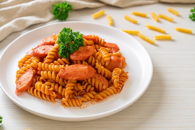 Spirali al sugo di pomodoro e salsiccia