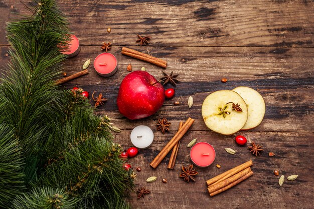 Spirito Albero di Natale, mela fresca, cannella, candele, cardamomo, anice stellato. Decorazioni naturali, tavole di legno vintage