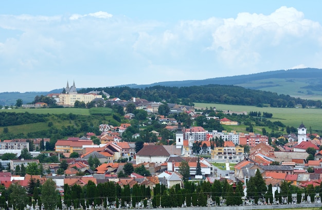 Spisske Podhradie vista estiva dal castello di Spis (Slovacchia). Sullo sfondo il capitolo Spis. Vista estiva.