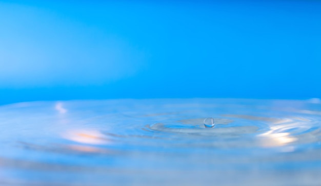 Splash acqua goccia d'acqua splashSplash delle gocce che cadono di goccioline d'acqua su uno sfondo blu